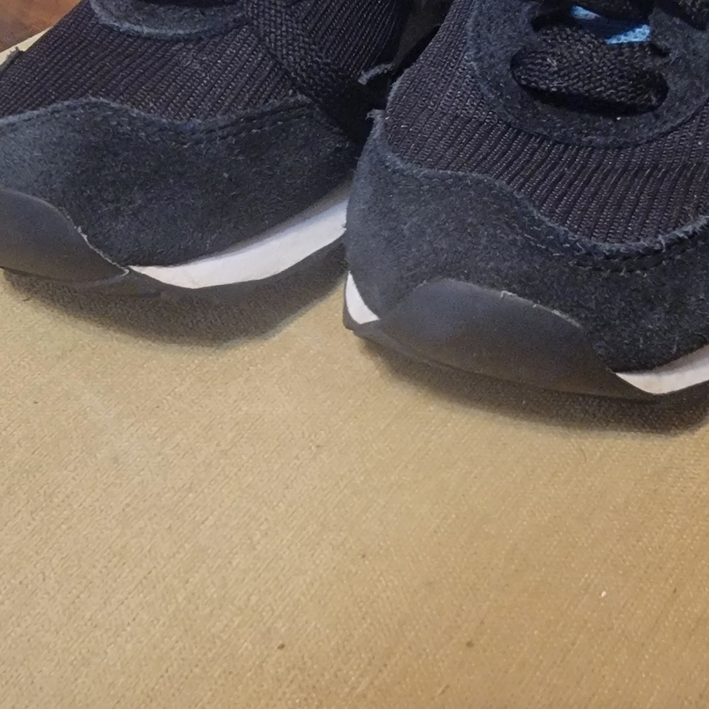 New Balance - Picture 3 of 8
